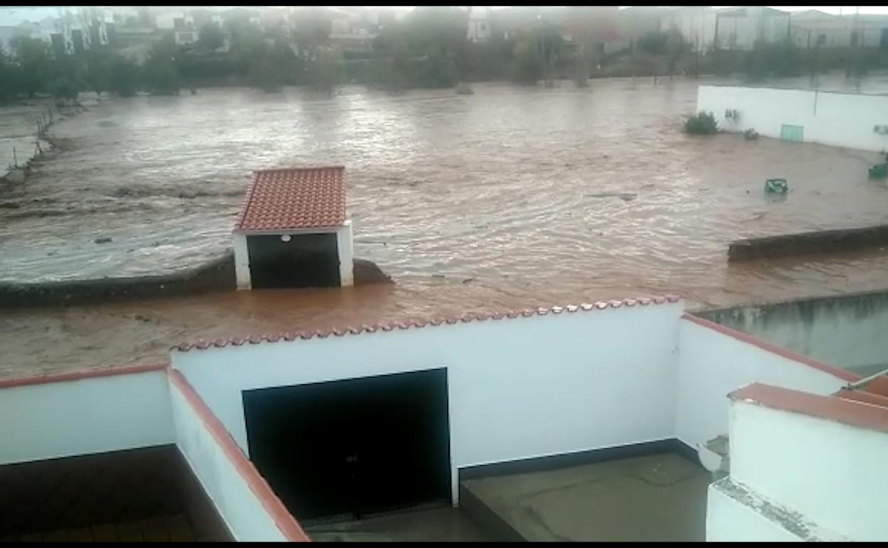 La crecida del arroyo Valdemel ha sorprendido a los vecinos de Ribera del Fresno.
