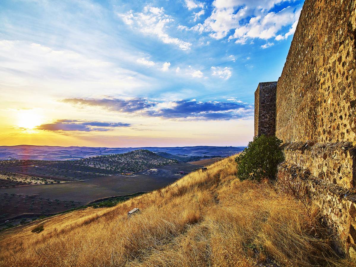 Castillo y paisaje de Montemolín
