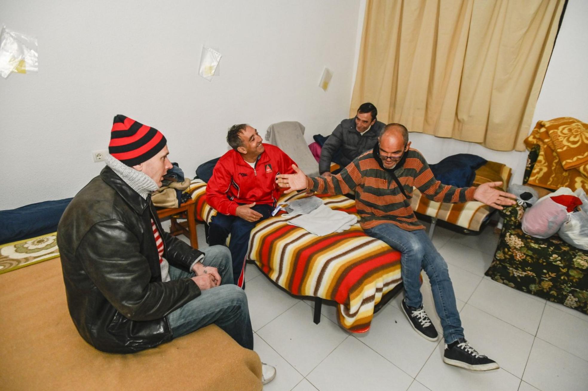Varios usuarios en el albergue que abrió Cáritas el año pasado para la ola de frío tras la Inmaculada. 