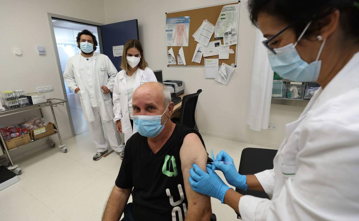 Una persona se vacuna contra la gripe en la presente campaña. 