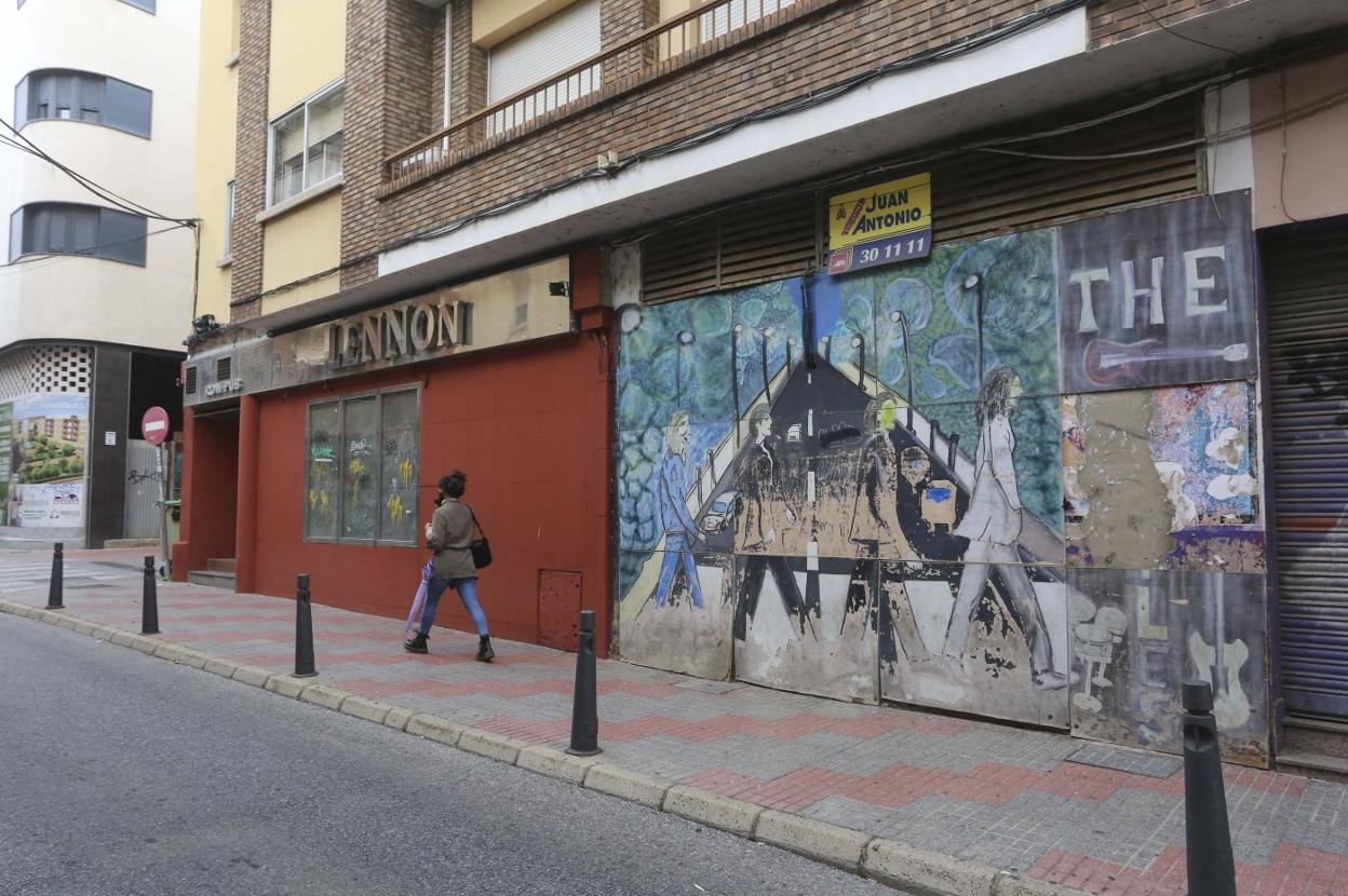 Algunos inmuebles con fachadas poco cuidadas en la calle John Lennon. 