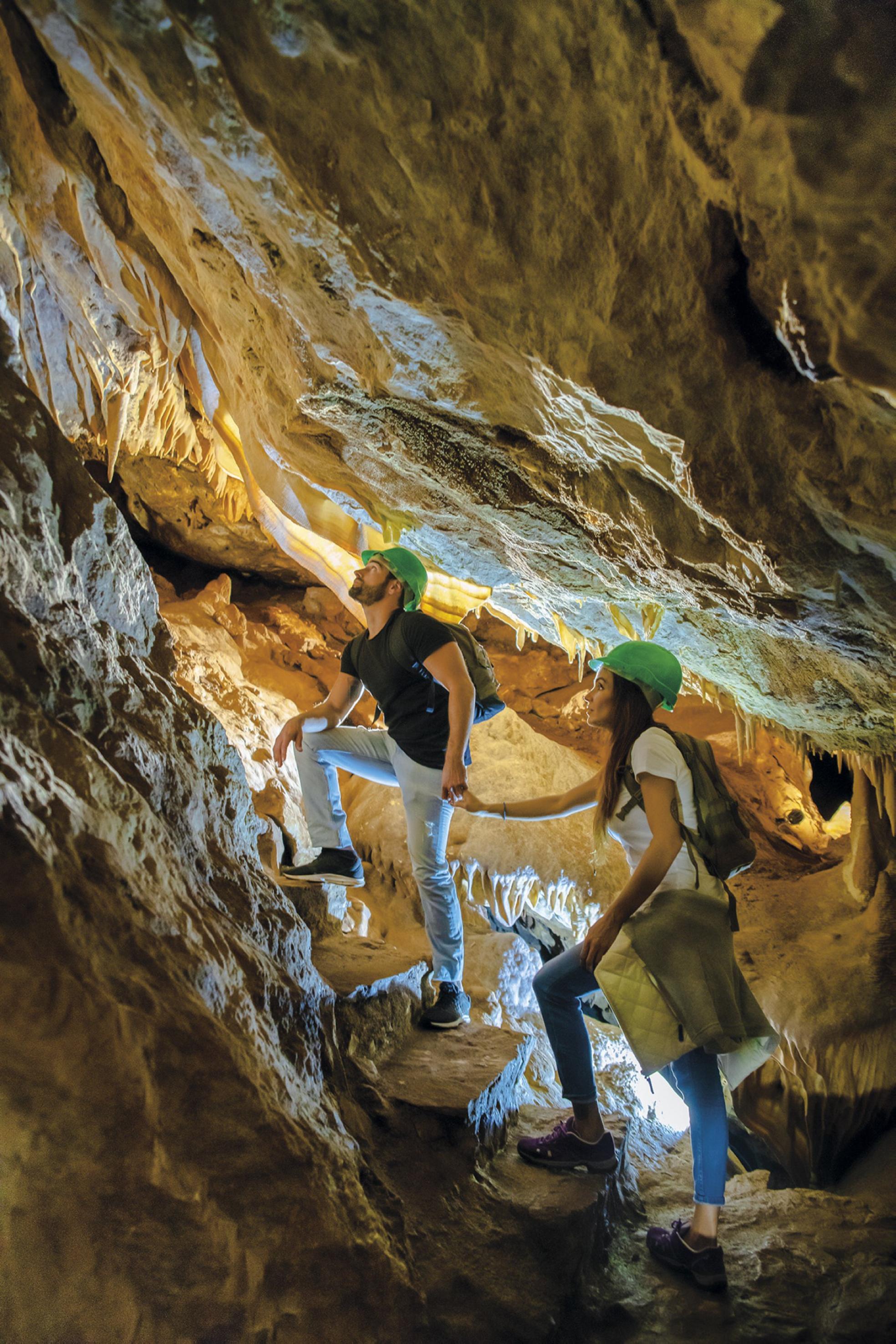 Interior de las cuevas de Fuentes de León, monumento natural. 