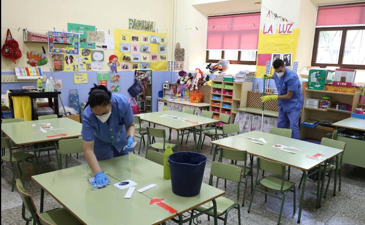 Tareas de limpieza en un colegio de Mérida. 