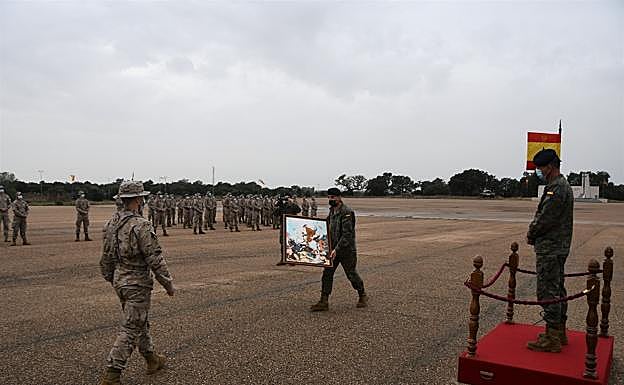 Un momento de la parada militar celebrada en la base General Menacho de Bótoa. 