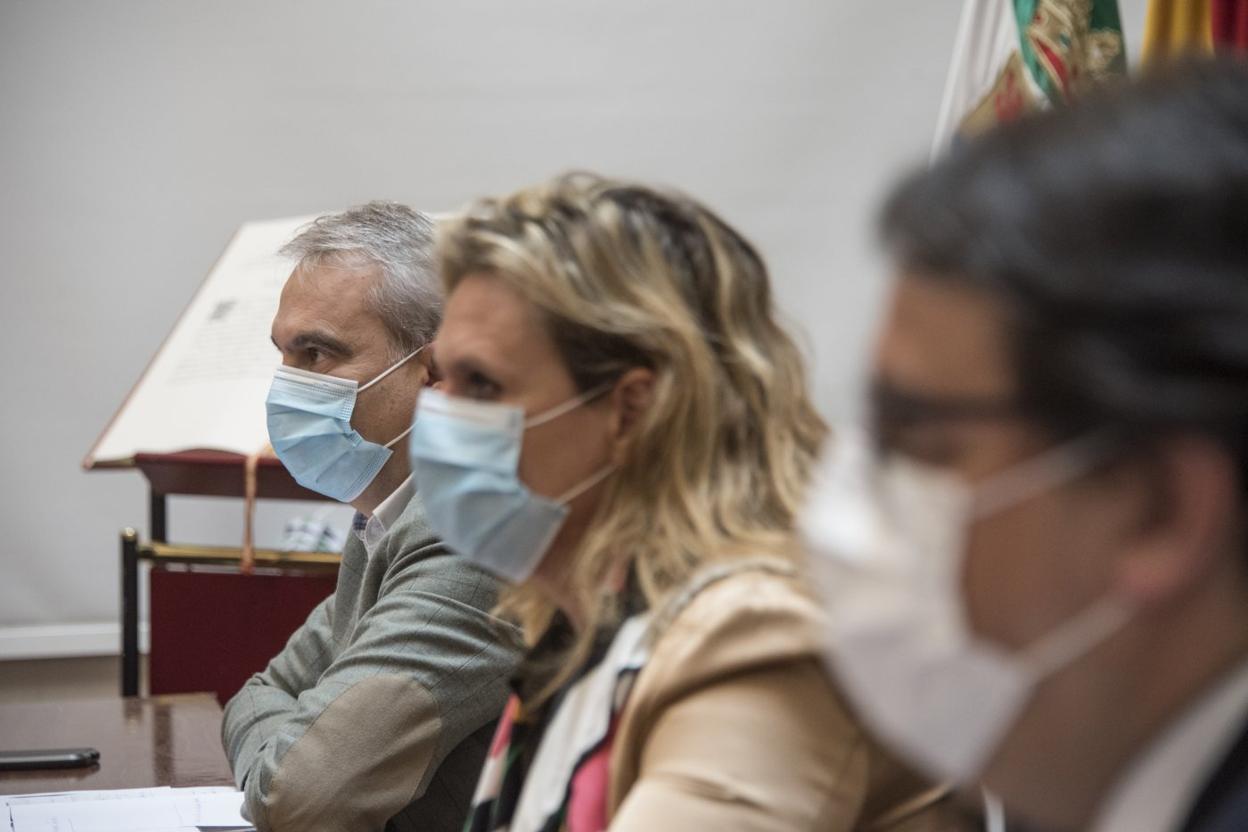 Francisco Javier Fragoso, Yolanda García Seco y José María Vergeles en su comparecencia de ayer en Badajoz. 