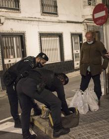 Imagen secundaria 2 - Arriba, Javier Lozano, el jefe de servicio del turno nocturno del juevez al viernes; abajo, Juan Manuel Salgado, en la centralita desde donde vigila toda la ciudad; y a la derecha, los policías buscan alguna identificación de un hombre que no habla español. 