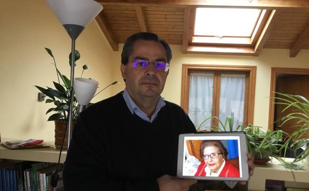 Dionisio Castillejos muestra una foto de su madre. María Rodríguez falleció el pasado 18 de mayo.