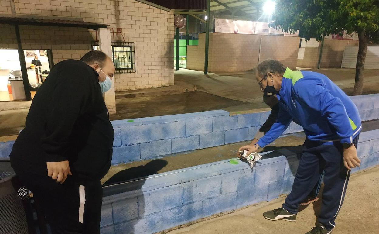 Varias personas señalan los lugares de la grada donde se podrán sentar los aficionados