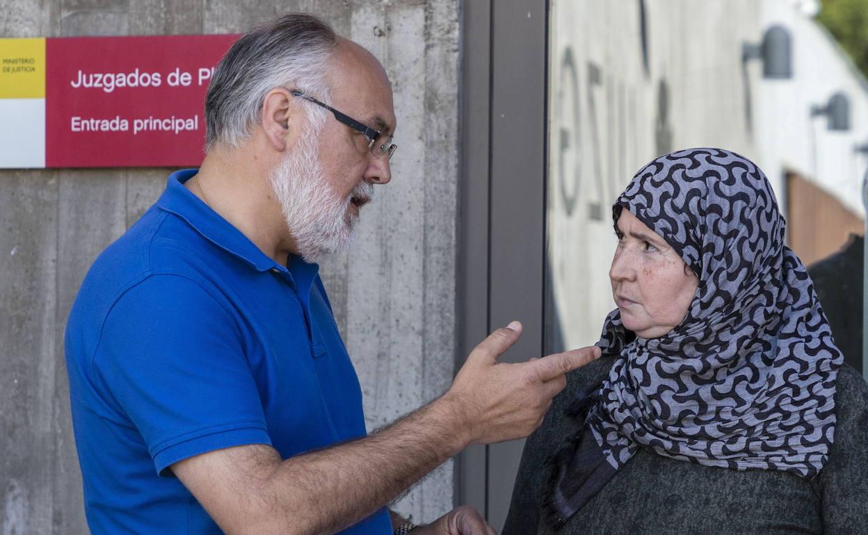 Ghita, la madre de la joven muerta en Carcaboso, con su abogado Estanislao Martín 