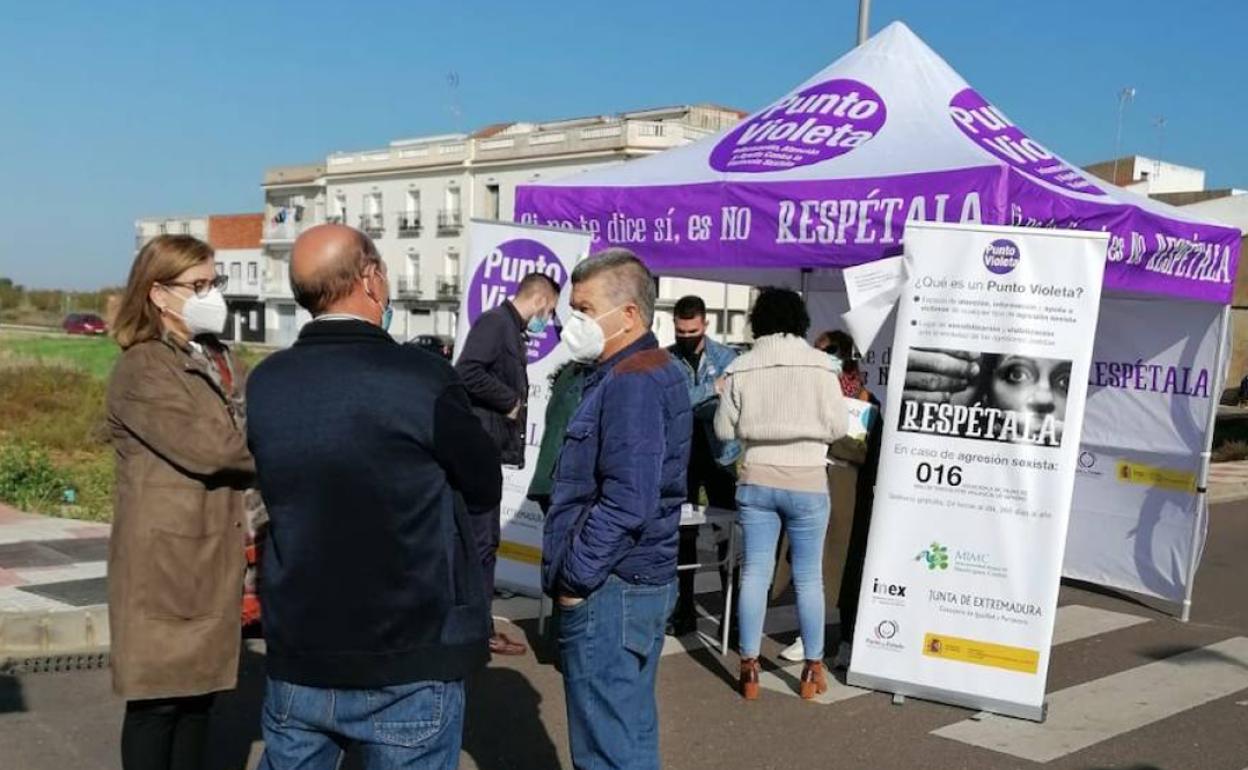 Magdalena Carmona, alcaldesa, y Salvador Álvarez, concejal, en el punto violeta ubicado hoy en el mercadillo