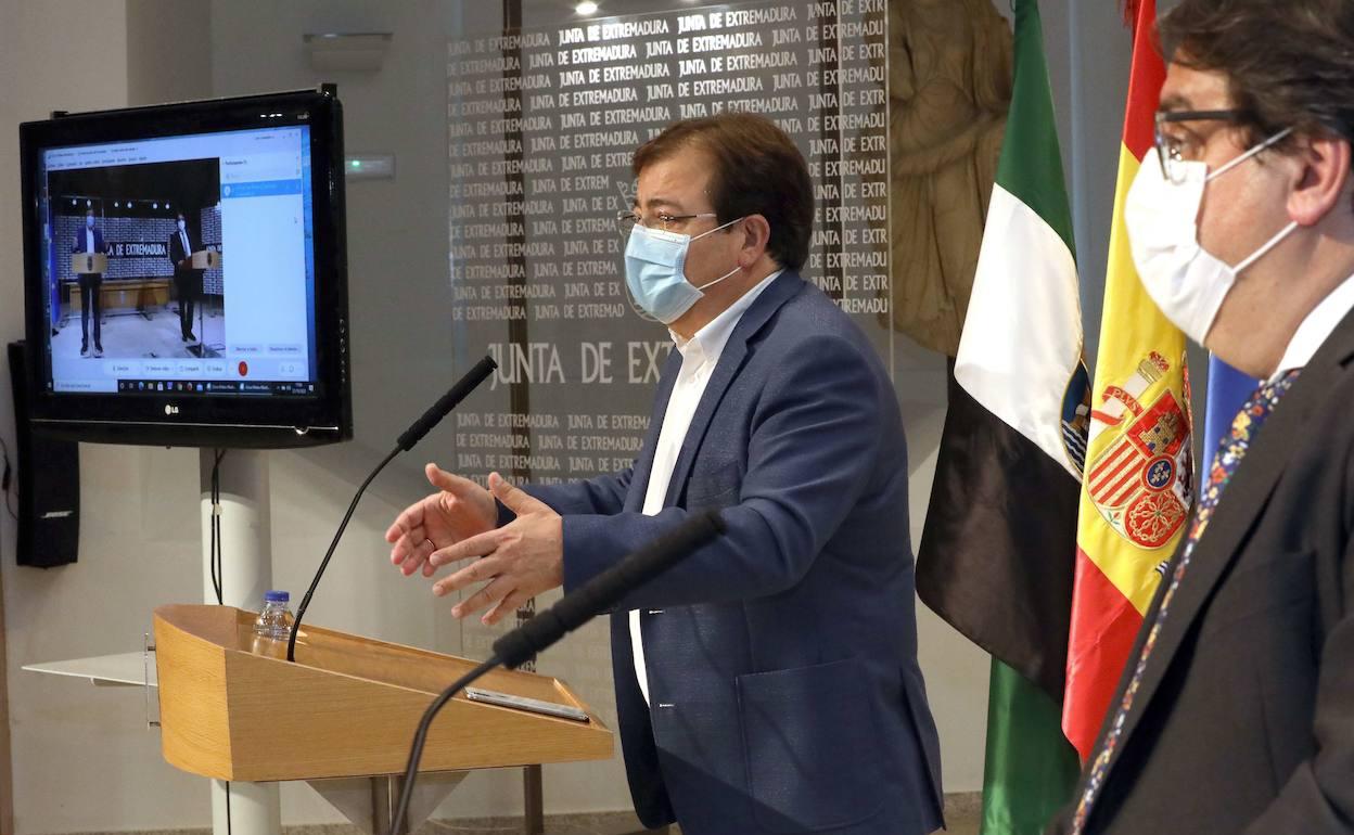 Guillermo Fernández Vara junto a José María Vergeles, en una rueda de prensa. 