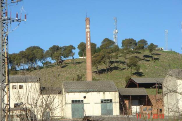 San Isidro. Situada en el PK 550 de la carretera N 630, en antigua zona industrial de Aldea Moret, entre el Cerro de Cabezarrubia y la vía del tren.
