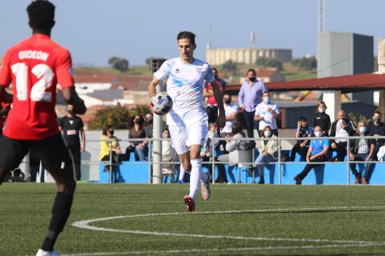 Las gradas del municipal calamonteño volvieron a ser ocupadas por multitud de aficionados que respetaron la distancia de seguridad