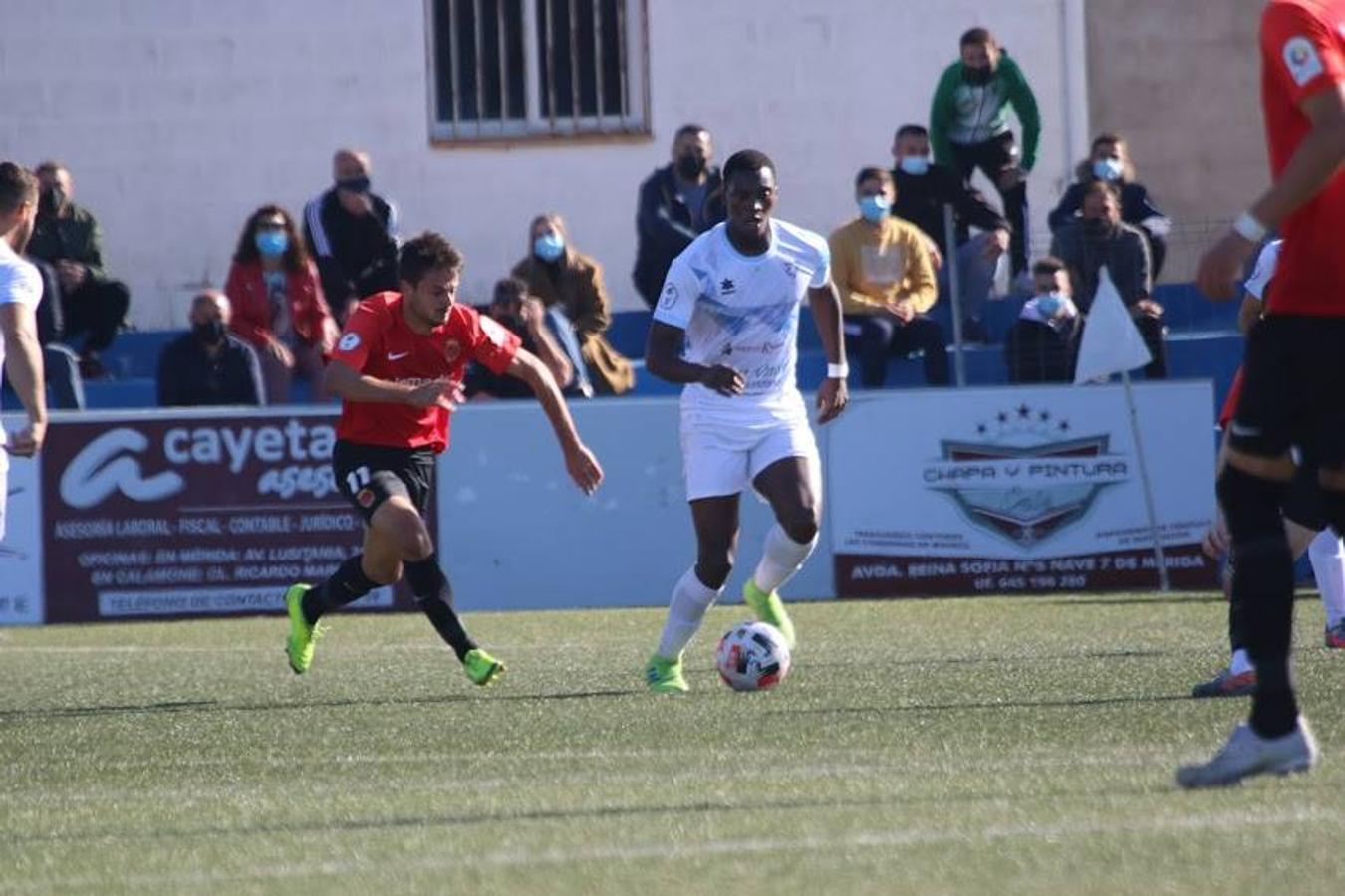 Las gradas del municipal calamonteño volvieron a ser ocupadas por multitud de aficionados que respetaron la distancia de seguridad