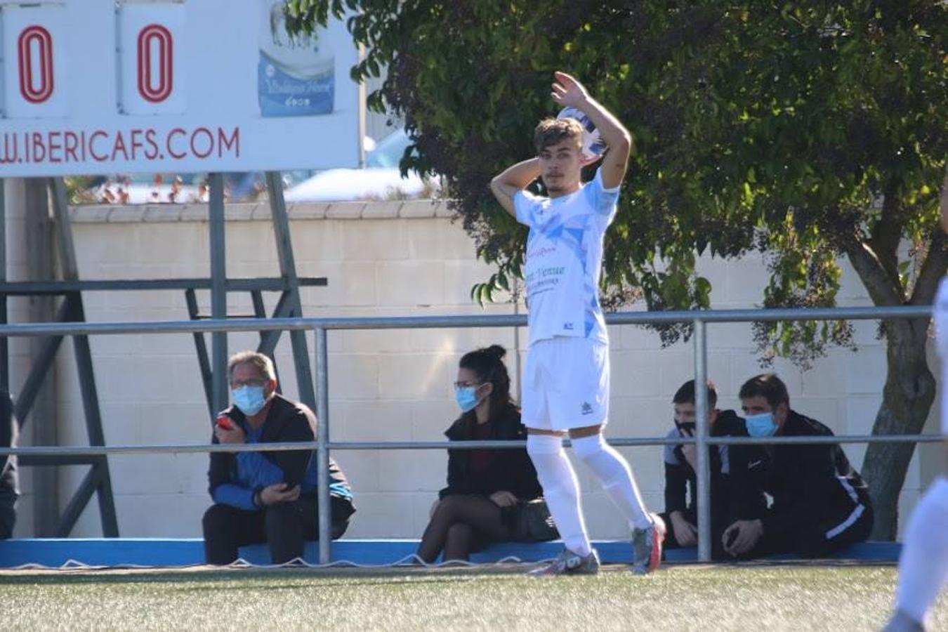 Las gradas del municipal calamonteño volvieron a ser ocupadas por multitud de aficionados que respetaron la distancia de seguridad