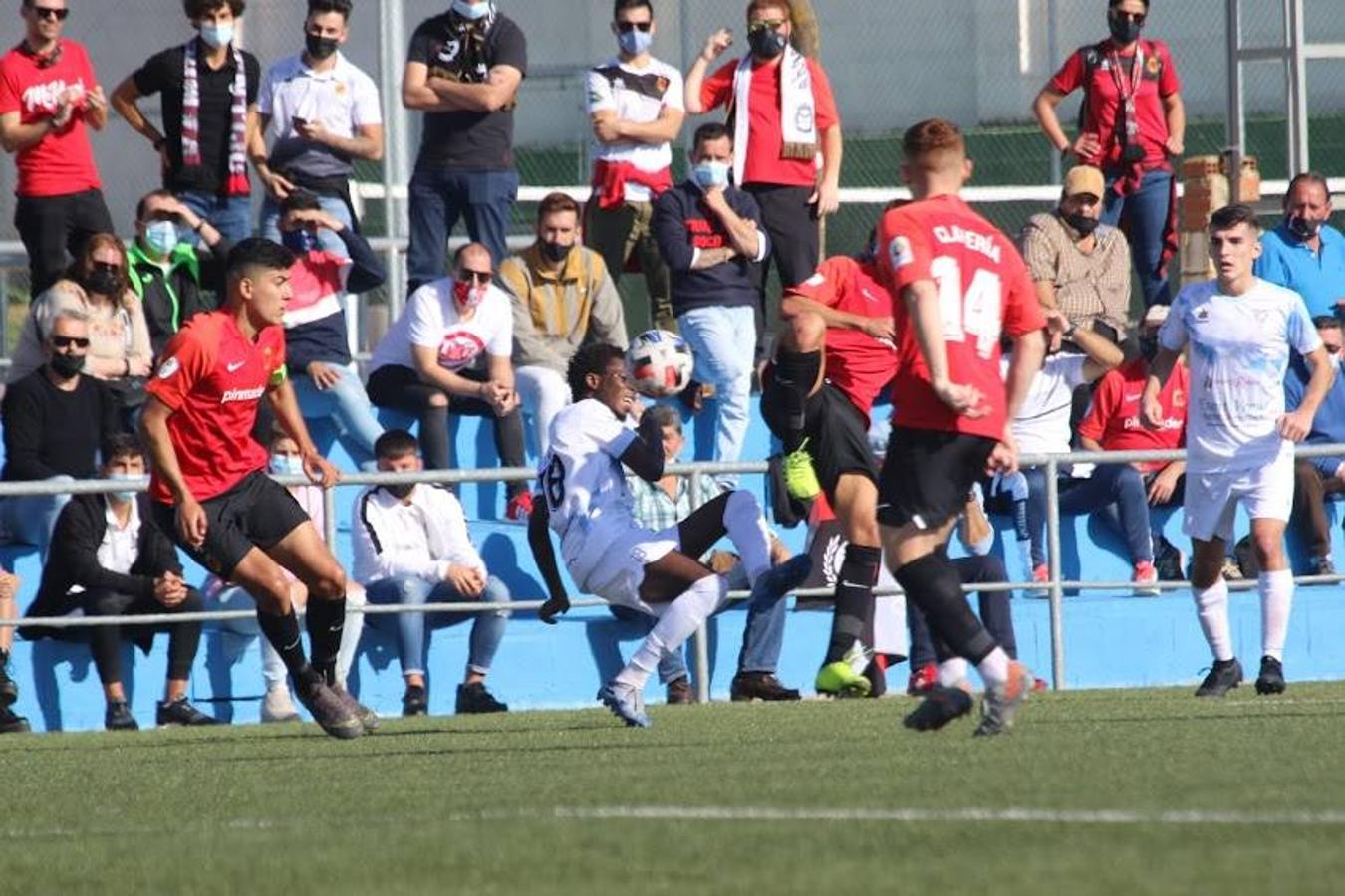 Las gradas del municipal calamonteño volvieron a ser ocupadas por multitud de aficionados que respetaron la distancia de seguridad