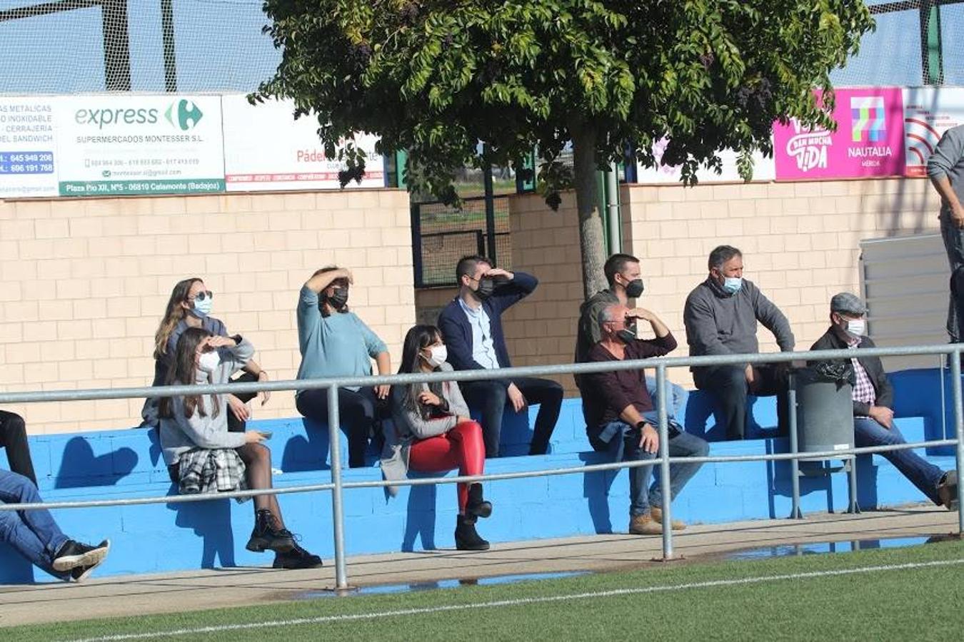 Las gradas del municipal calamonteño volvieron a ser ocupadas por multitud de aficionados que respetaron la distancia de seguridad
