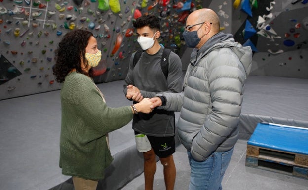 Arropado. Pon sus padres, Mavi y Alberto, en el rocódromo que hay en Plasencia, el más adecuado para entrenar en Extremadura. 