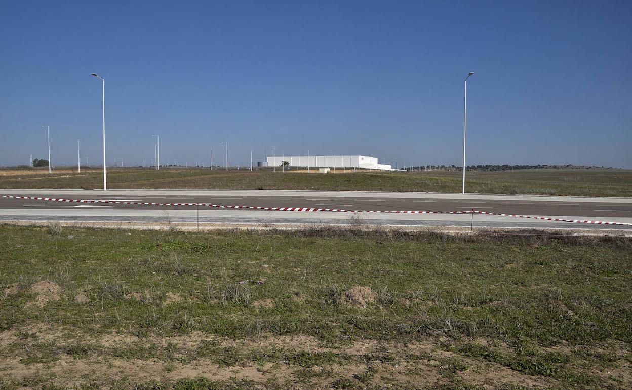 Terrenos elegidos por Amazon vistos desde el suelo de la futura terminal ferroviaria..