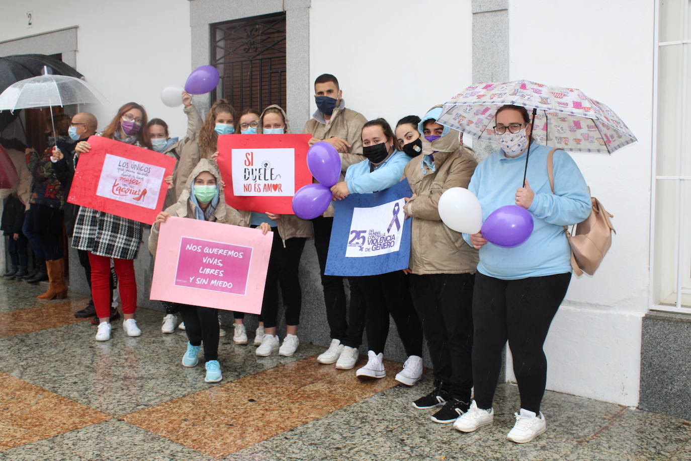 Algunos jóvenes calamonteños acudieron al acto con carteles comprometidos con la causa