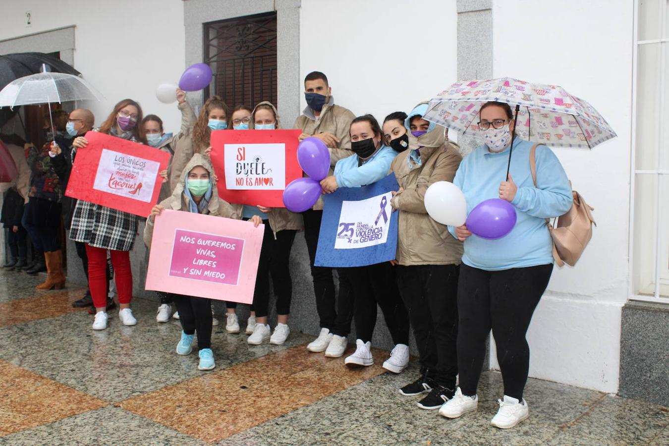 Globos y pósteres dieron un poco de color a un día nublado y ya de por sí triste