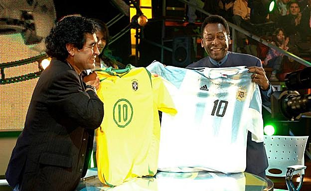 Maradona y Pelé, en 2005. 