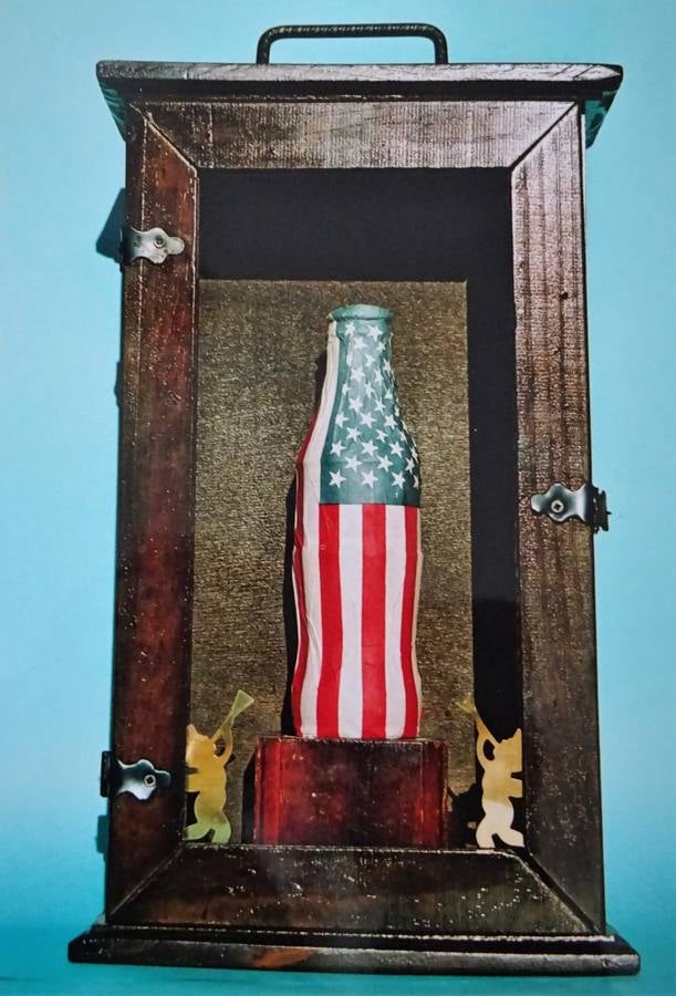 Cocacola en un relicario para la poesía 'Culto imperial'.