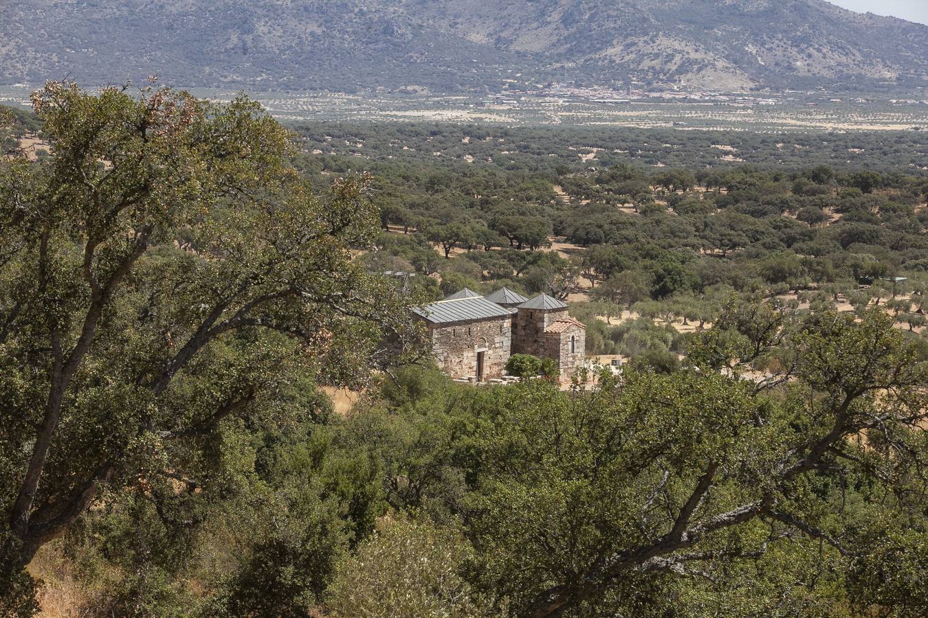 Exterior de la basílica Santa Lucía del Trampal en Alcuéscar.