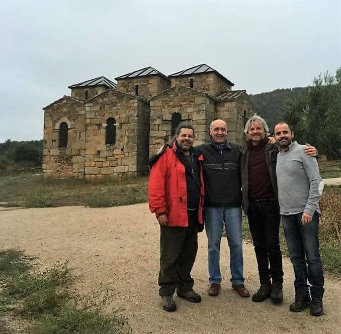 uan Rosco con unos amigos en el exterior de la basílica.