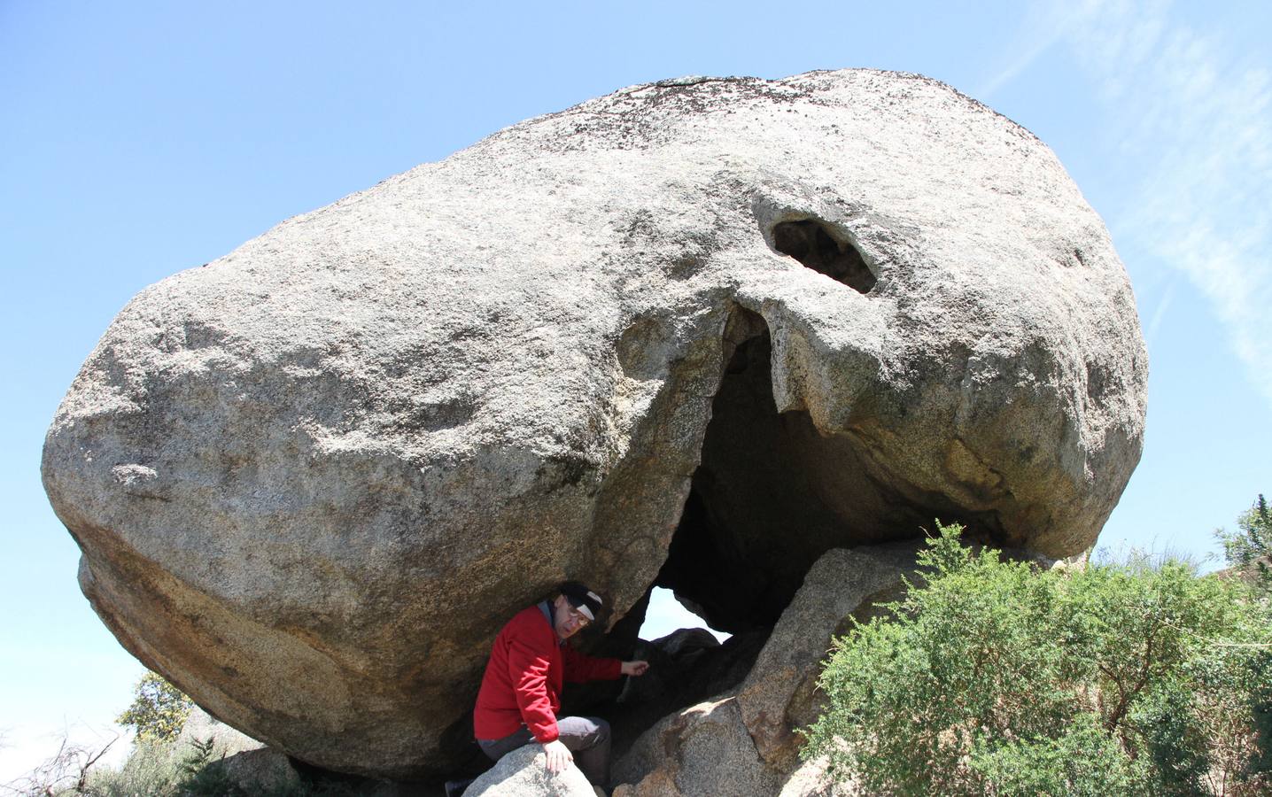 Juan Rosco enseñando el recorrido de la luz en el observatorio solar de hace 4.500 años.