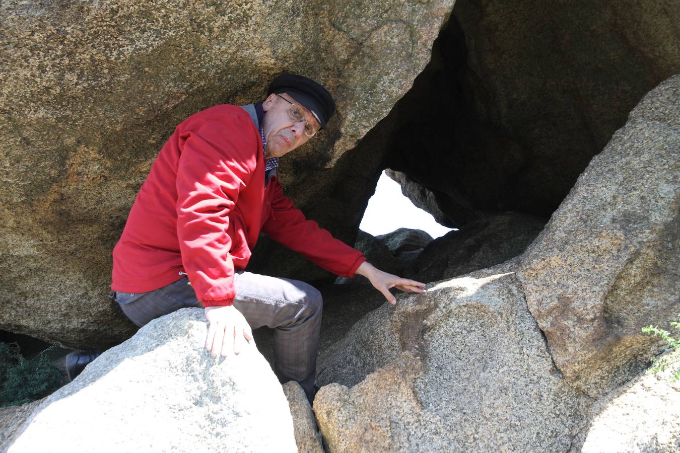 Juan Rosco enseñando el recorrido de la luz en el observatorio solar de hace 4.500 años.