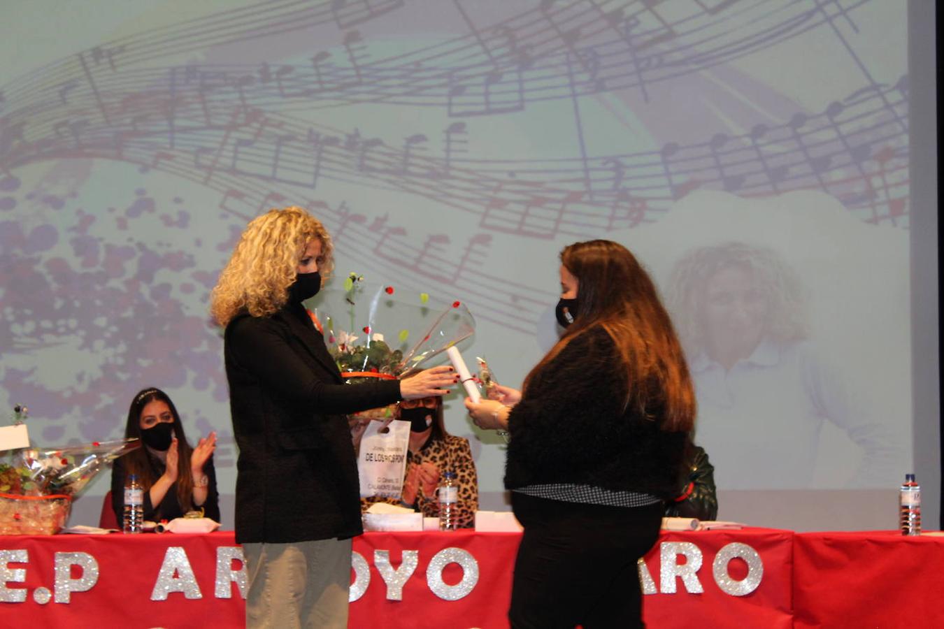 Una alumna le da a Coro Antúnez sus obsequios