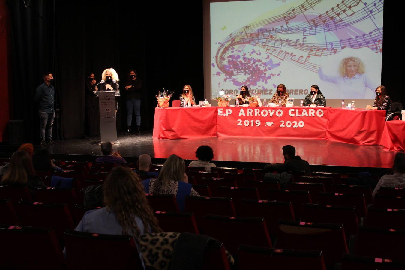 Antúnez da su discurso ante todos sus alumnos