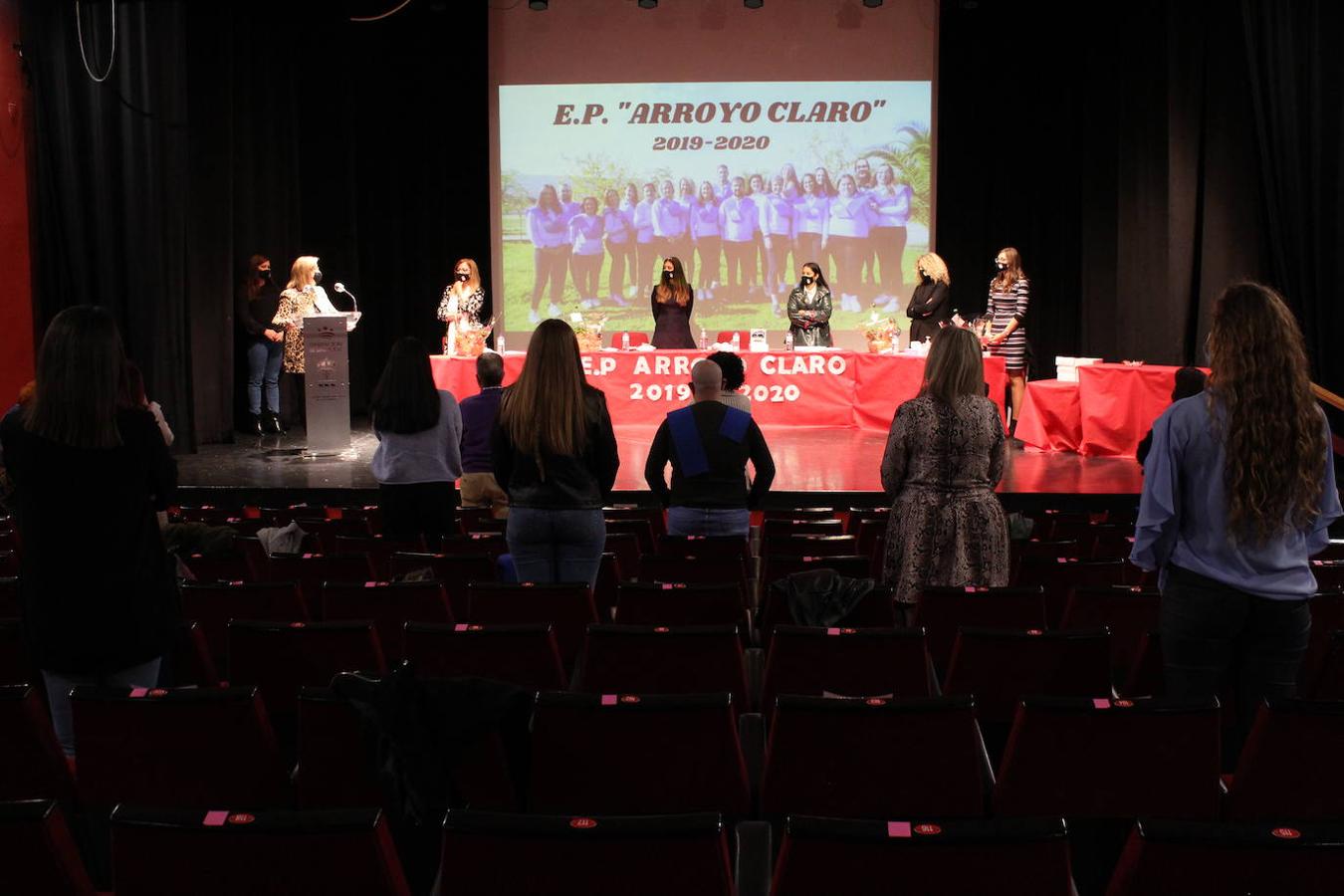 Todos se pusieron de pie mientras Magdalena Carmona despedía el acto