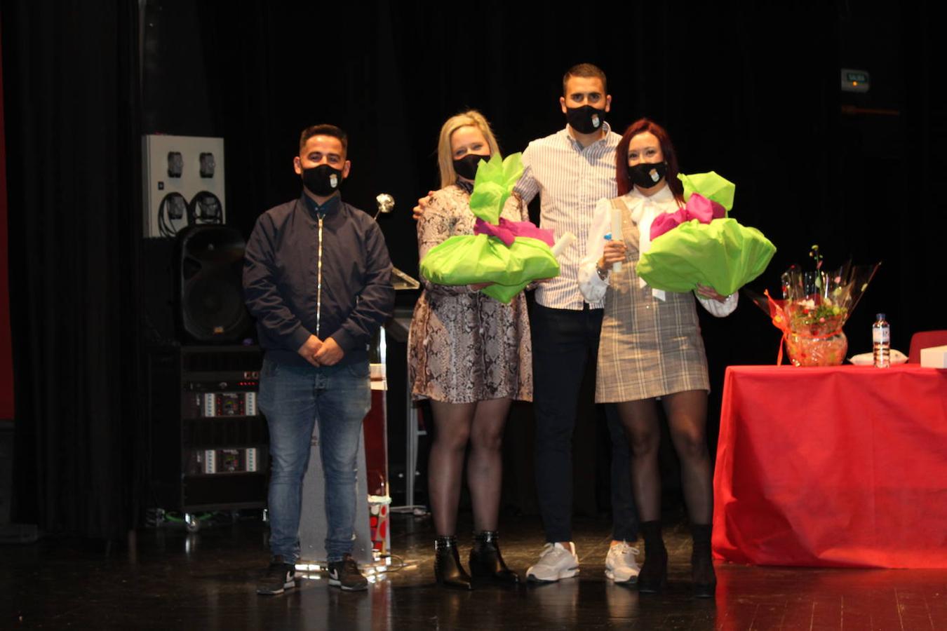 Un par de alumnas reciben un premio a manos de dos de sus compañeros