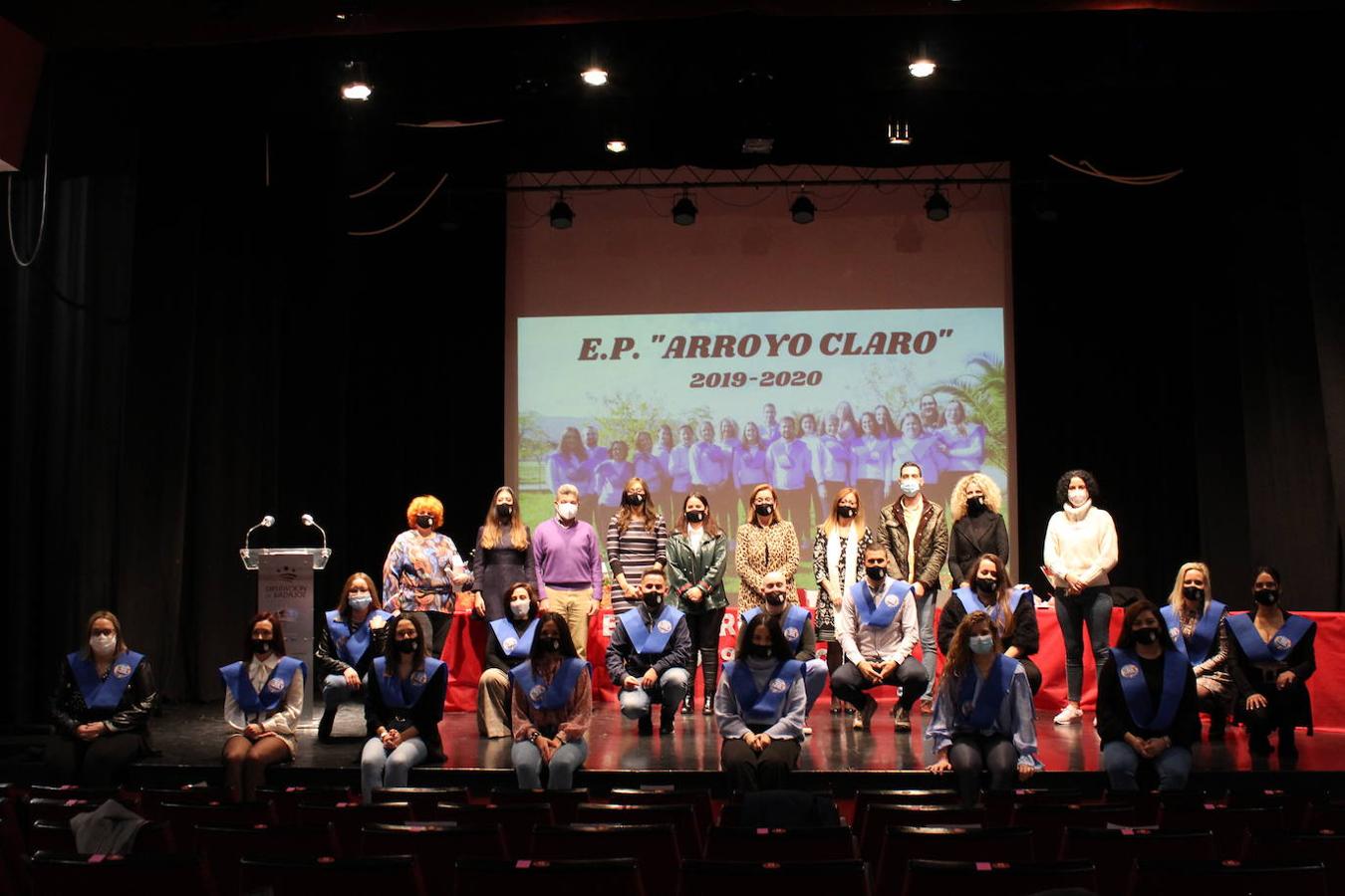 Foto final de todos los asistentes al acto