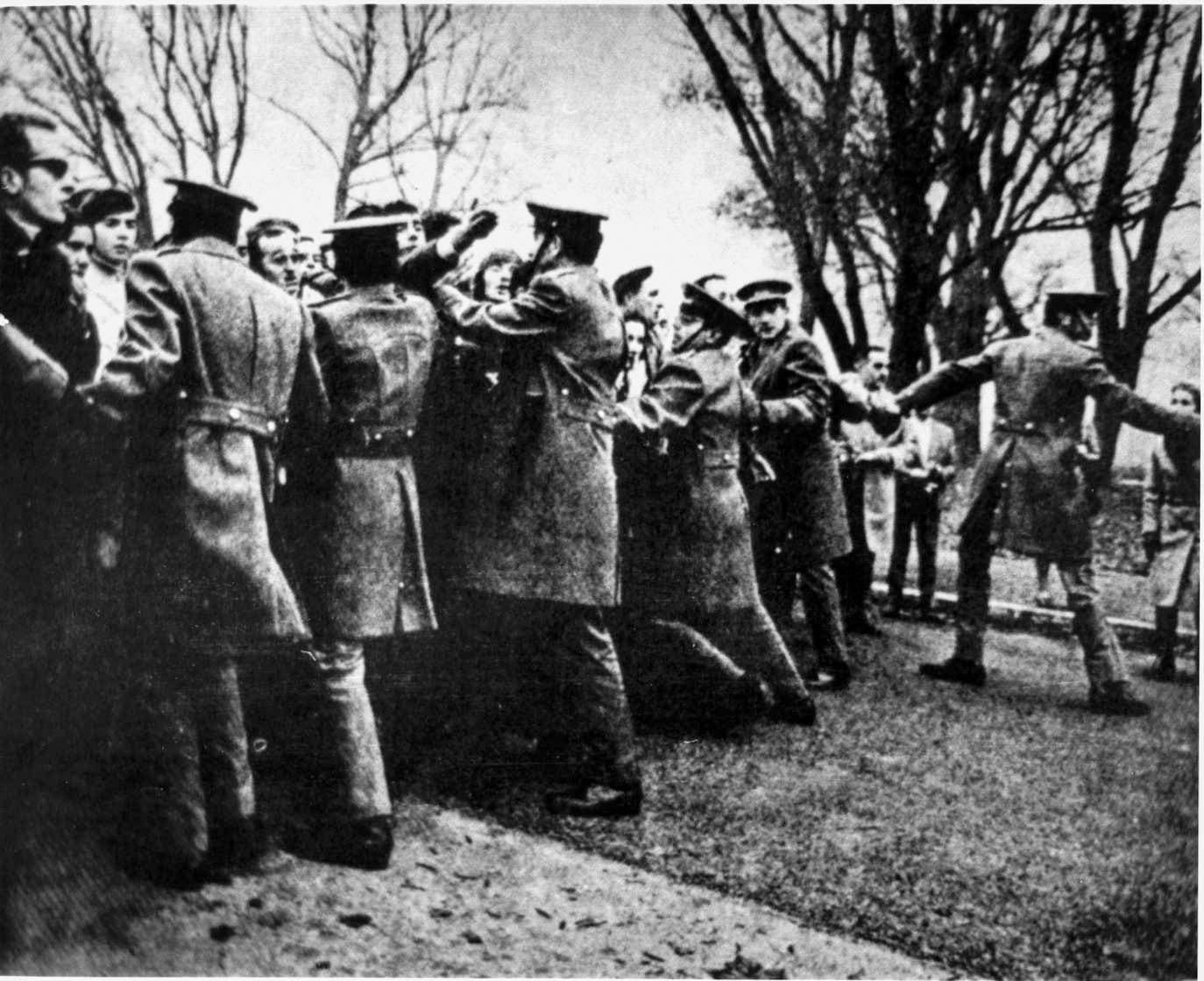 Un grupo de policías forma un cinturón de seguridad para contener a la multitud que se congrega frente al Gobierno militar de Burgos.