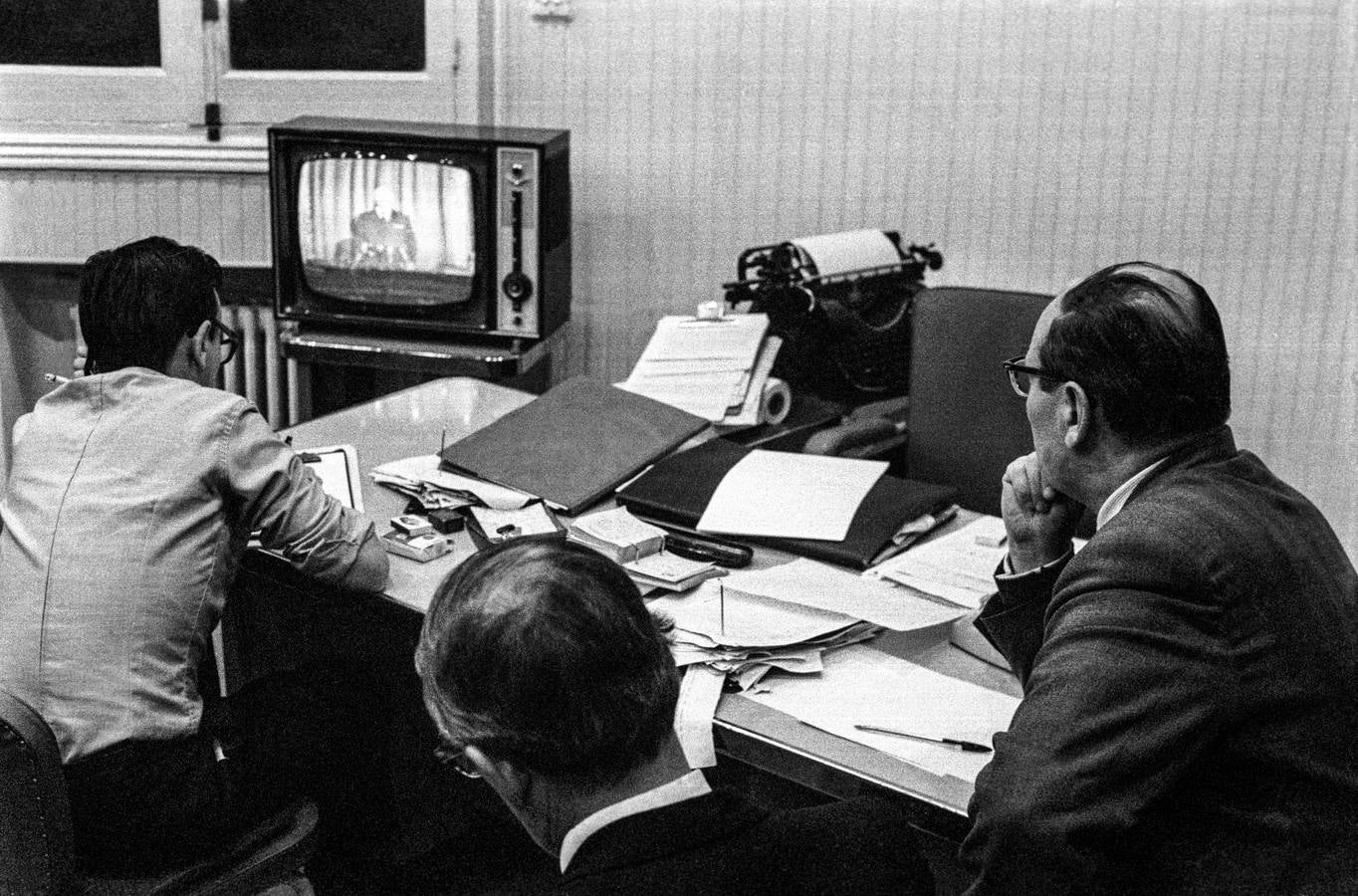 Un grupo de periodistas de la Agencia EFE escucha el mensaje de fin de año de Franco.