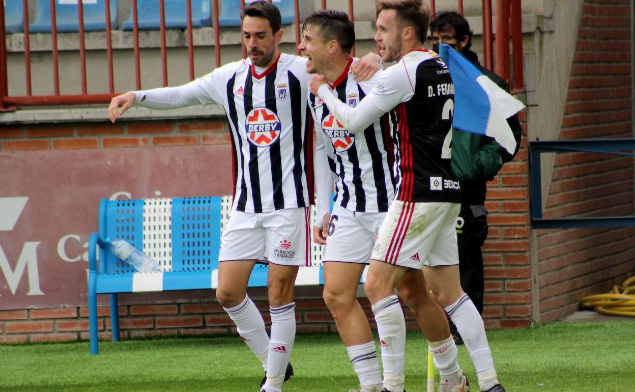 Guzmán y Dani Fernández felicitan a Dani Aquino, que marcó un espectacular gol que supuso el 2-0 para el Badajoz.