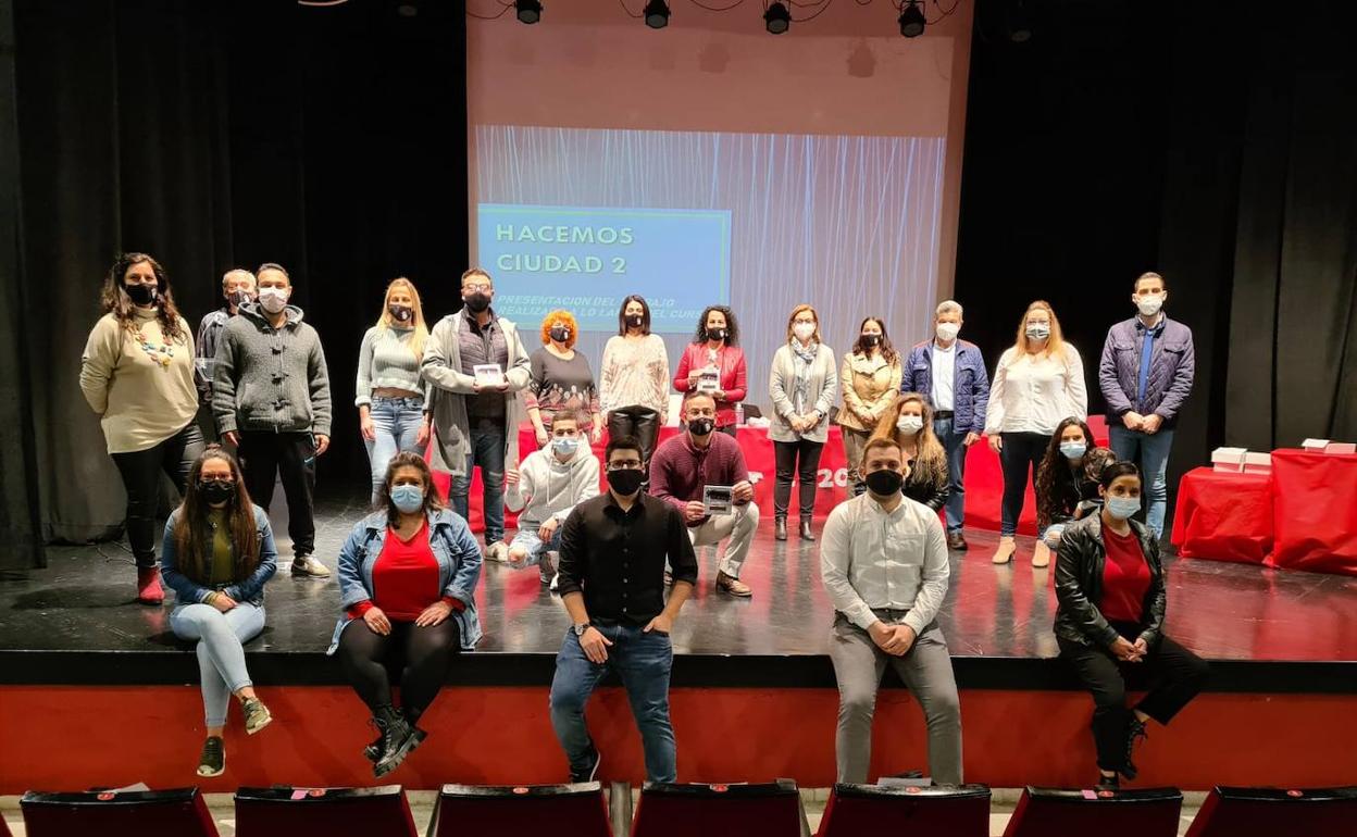 Foto grupal de la clausura del curso 2019/2020 de Hacemos Ciudad II