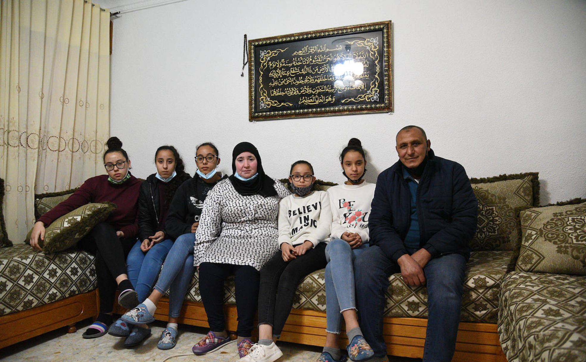Leila, Fátima, Shloua, Ghita, Jasmín, Aya y Larbi, en el salón del piso de alquileren el que residen en Plasencia. 