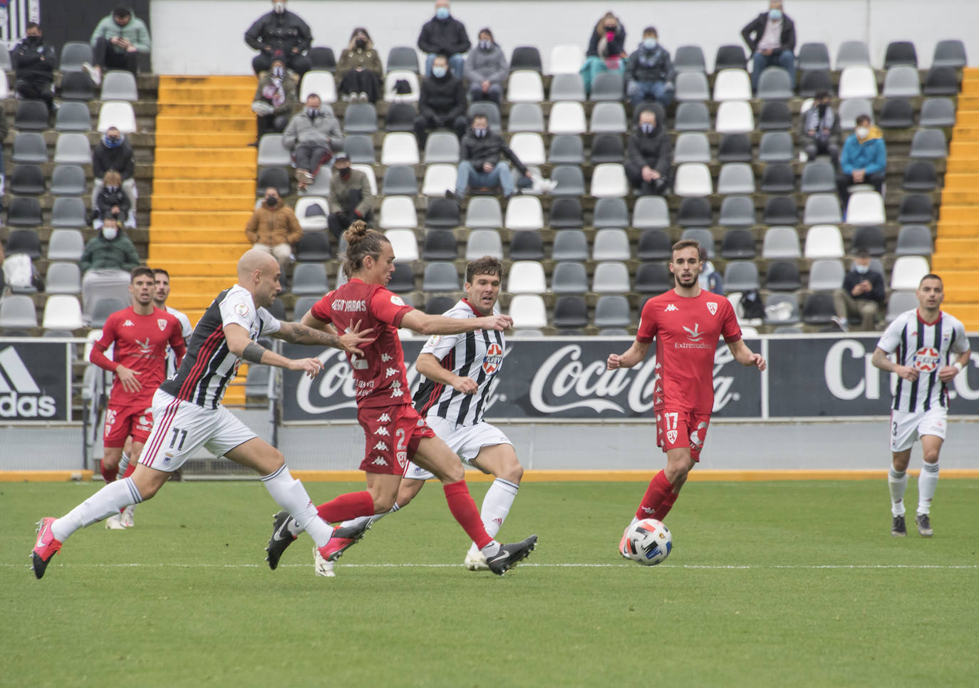 El Villanovense exprime al límite al conjunto pacense que gracias al gol de Pablo Vázquez sale más líder del derbi y ya es campeón de invierno