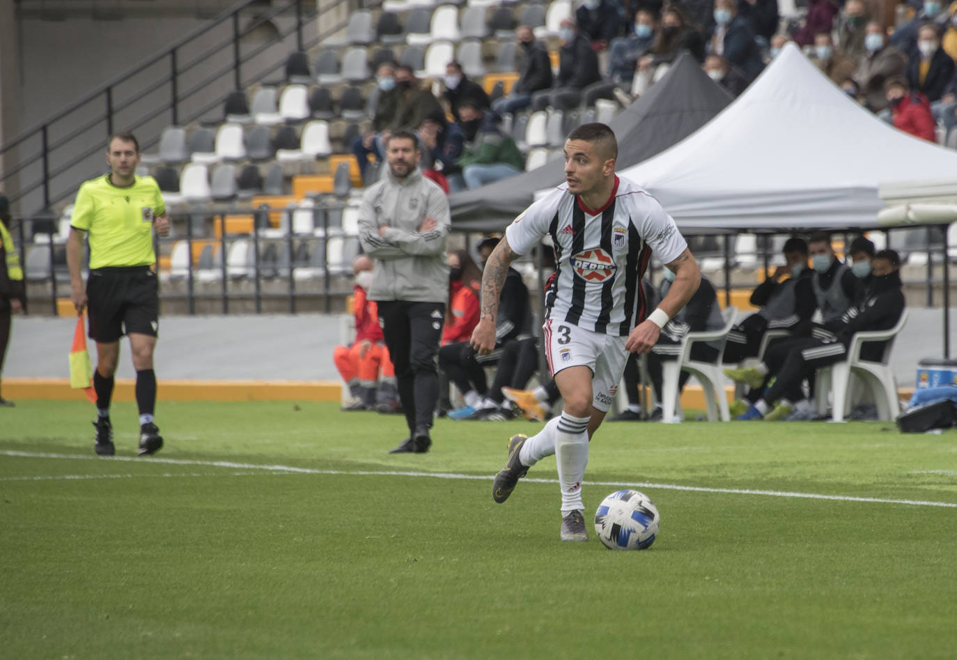 El Villanovense exprime al límite al conjunto pacense que gracias al gol de Pablo Vázquez sale más líder del derbi y ya es campeón de invierno