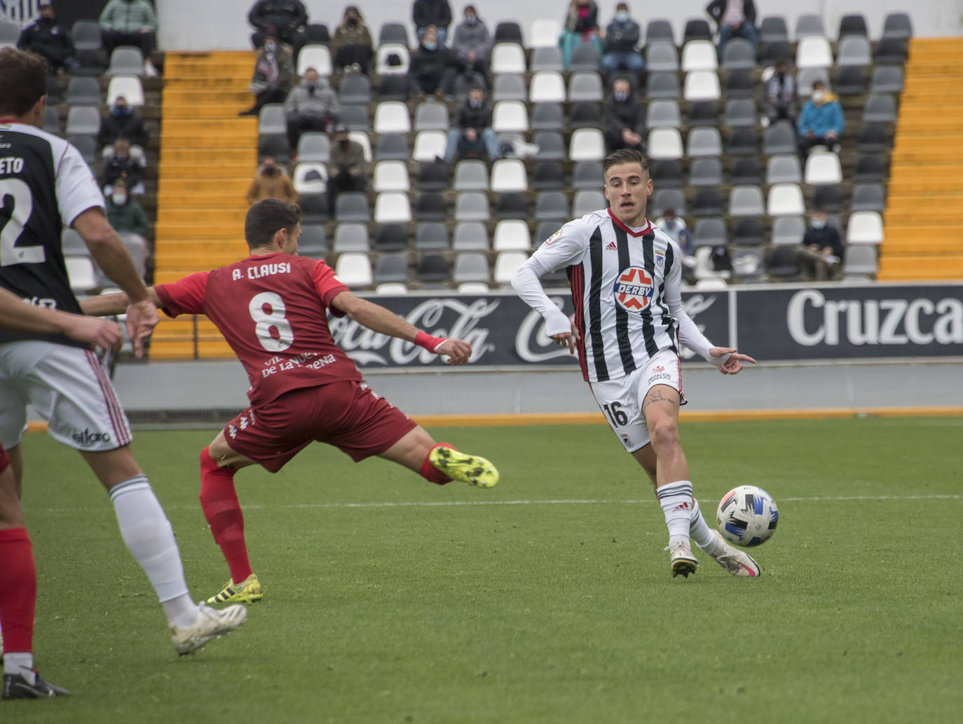 El Villanovense exprime al límite al conjunto pacense que gracias al gol de Pablo Vázquez sale más líder del derbi y ya es campeón de invierno