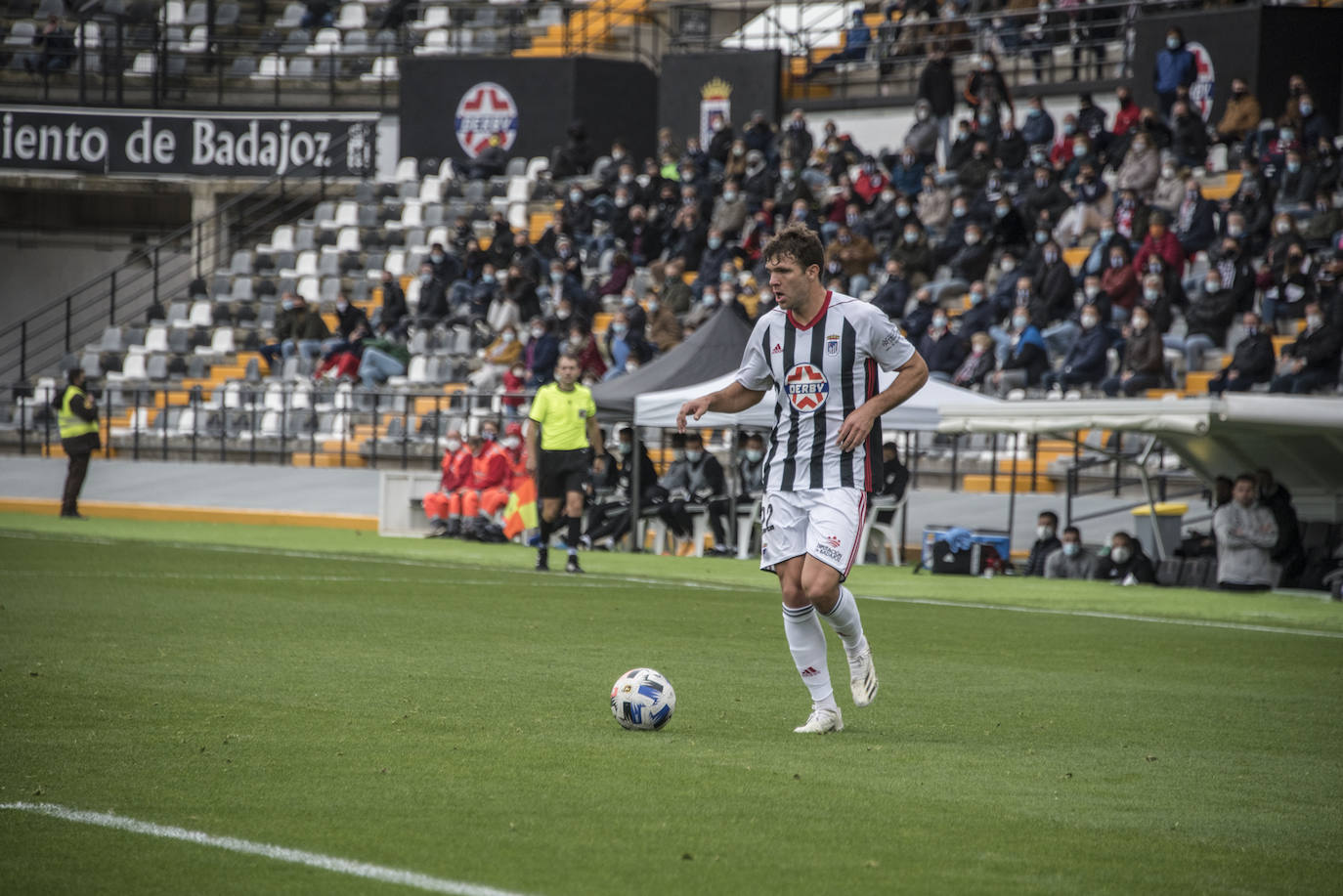 El Villanovense exprime al límite al conjunto pacense que gracias al gol de Pablo Vázquez sale más líder del derbi y ya es campeón de invierno