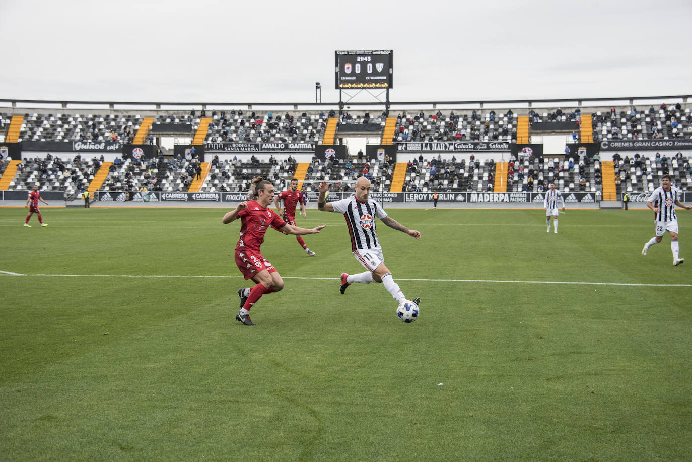 El Villanovense exprime al límite al conjunto pacense que gracias al gol de Pablo Vázquez sale más líder del derbi y ya es campeón de invierno