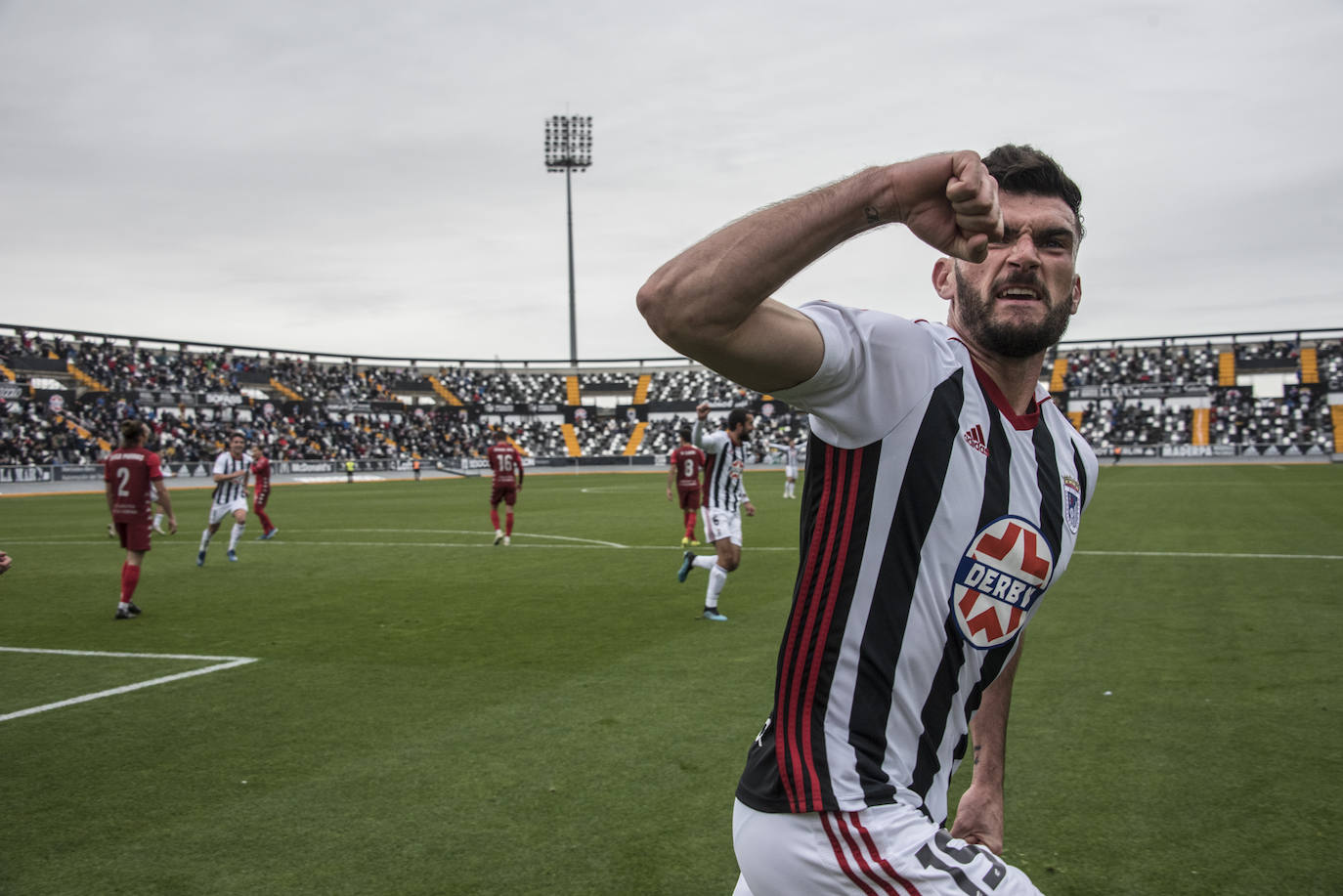 El Villanovense exprime al límite al conjunto pacense que gracias al gol de Pablo Vázquez sale más líder del derbi y ya es campeón de invierno