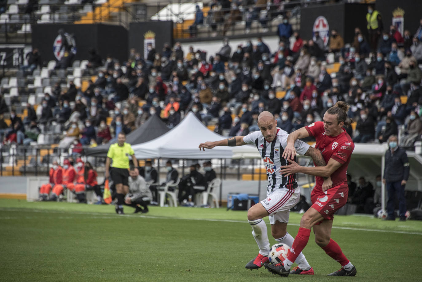 El Villanovense exprime al límite al conjunto pacense que gracias al gol de Pablo Vázquez sale más líder del derbi y ya es campeón de invierno