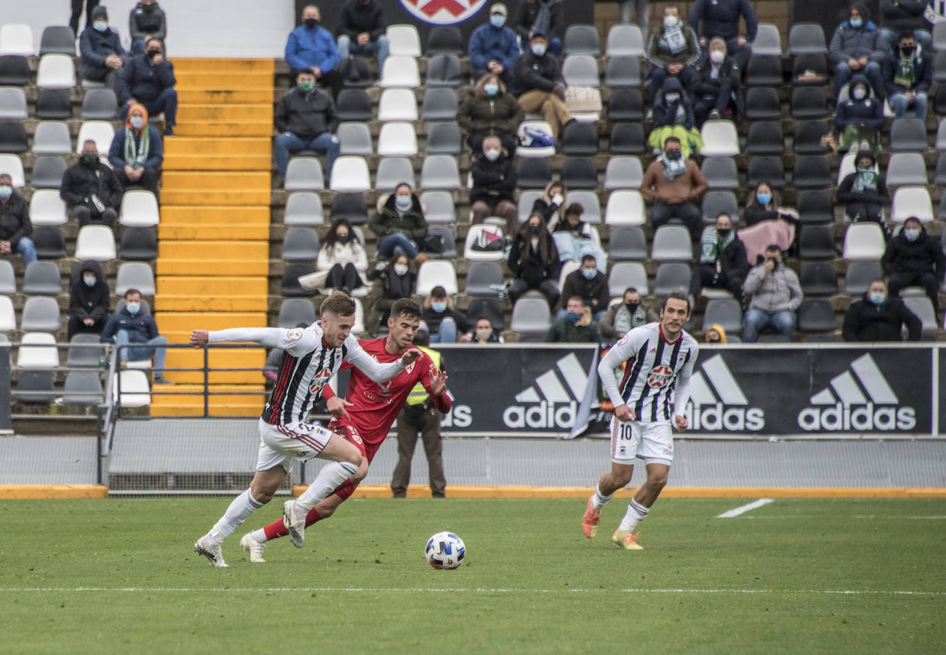 El Villanovense exprime al límite al conjunto pacense que gracias al gol de Pablo Vázquez sale más líder del derbi y ya es campeón de invierno