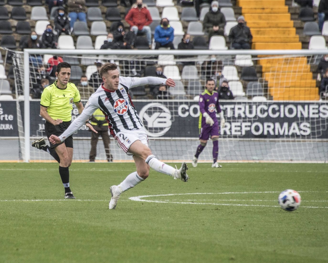 El Villanovense exprime al límite al conjunto pacense que gracias al gol de Pablo Vázquez sale más líder del derbi y ya es campeón de invierno